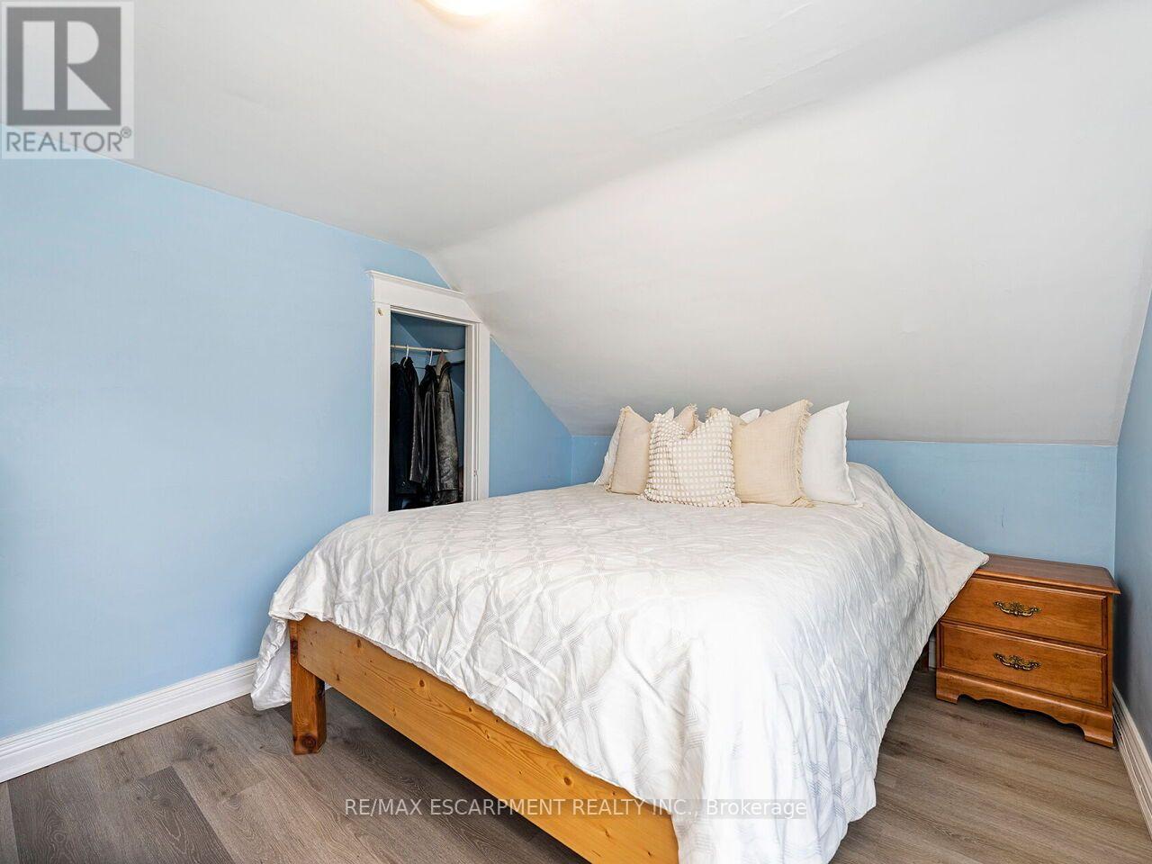 52 STAPLETON AVENUE N - 18