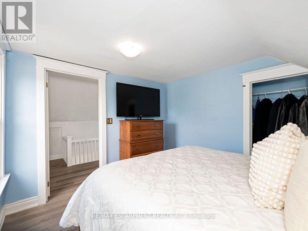 52 STAPLETON AVENUE N - 19