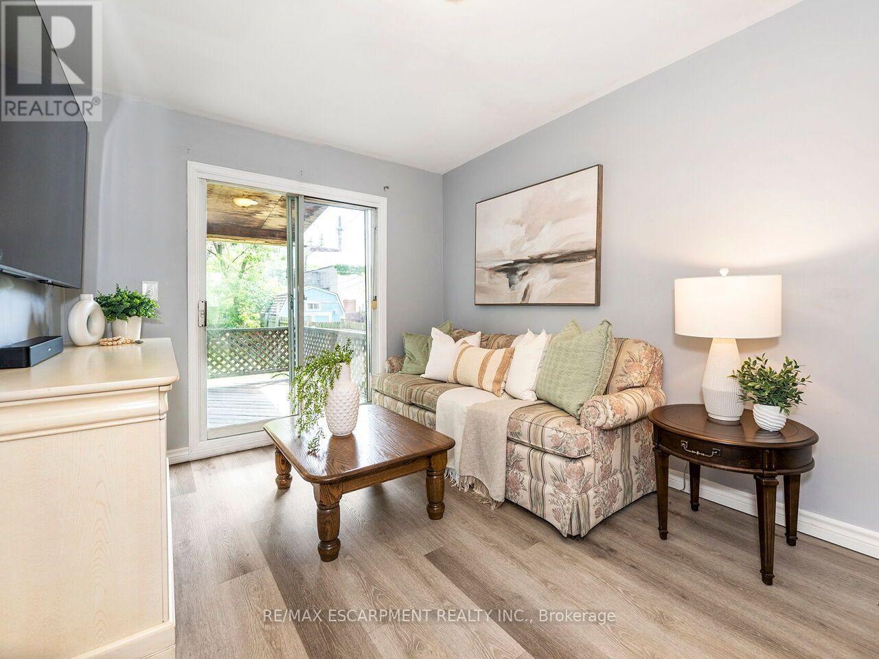 52 STAPLETON AVENUE N - 2