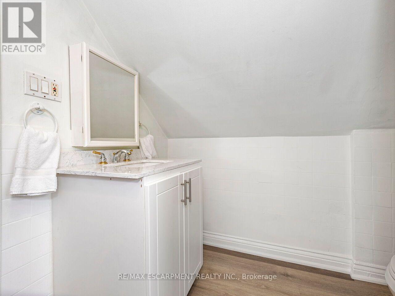 52 STAPLETON AVENUE N - 21