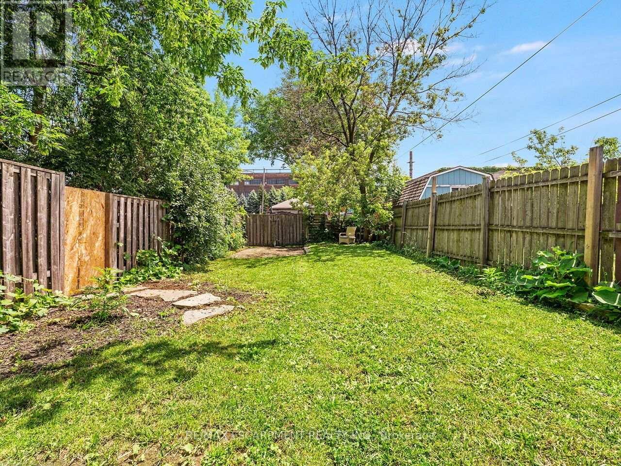 52 STAPLETON AVENUE N - 23