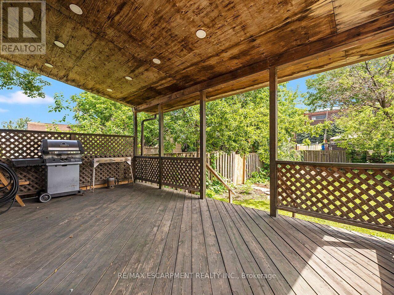 52 STAPLETON AVENUE N - 24