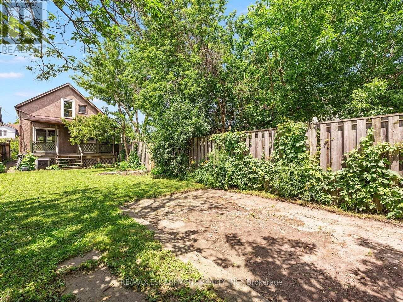 52 STAPLETON AVENUE N - 26