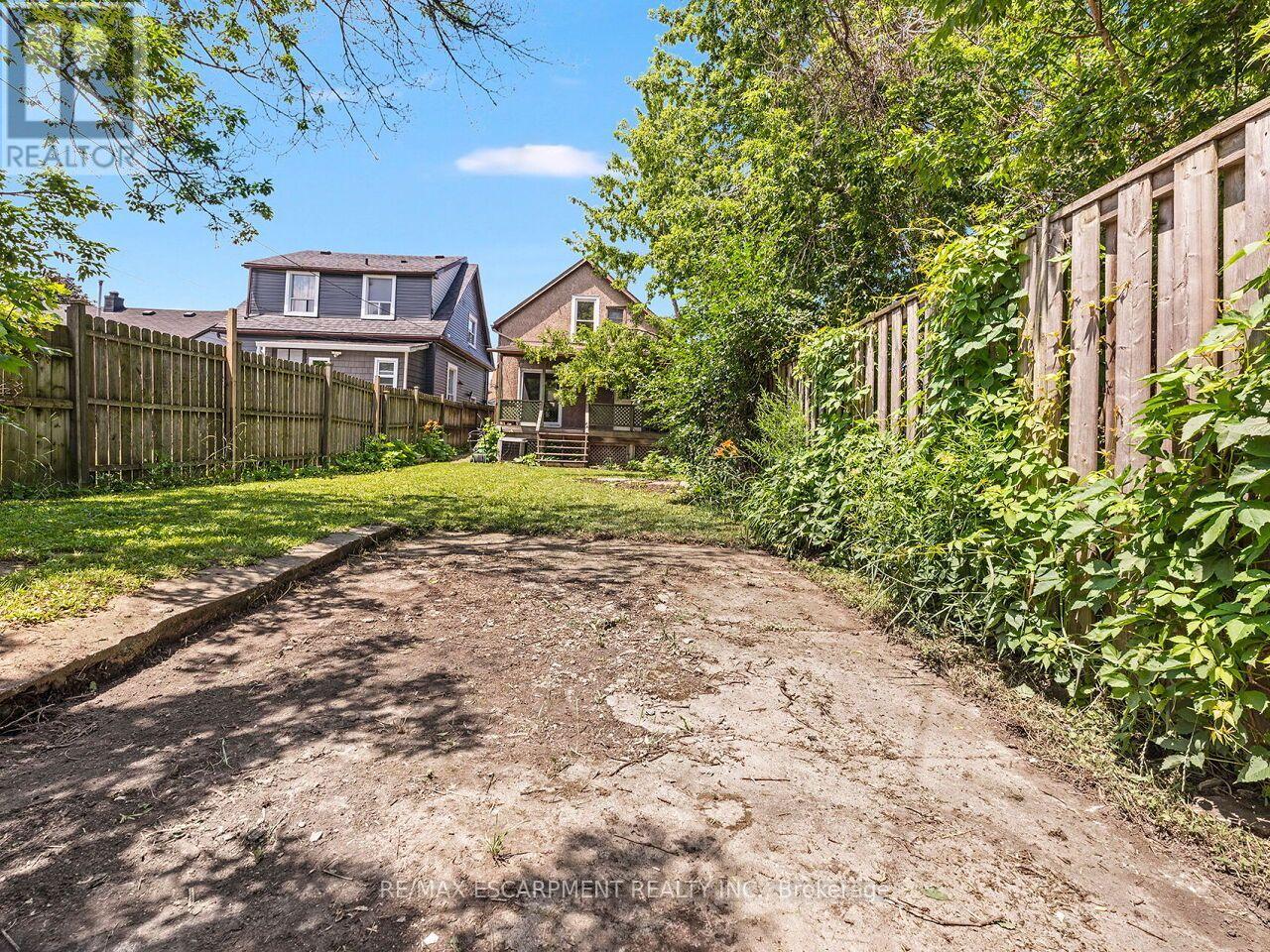 52 STAPLETON AVENUE N - 27