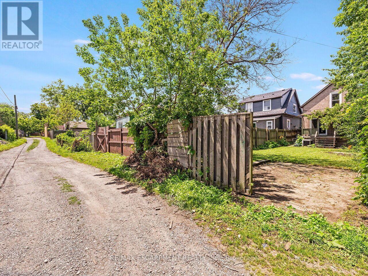 52 STAPLETON AVENUE N - 28