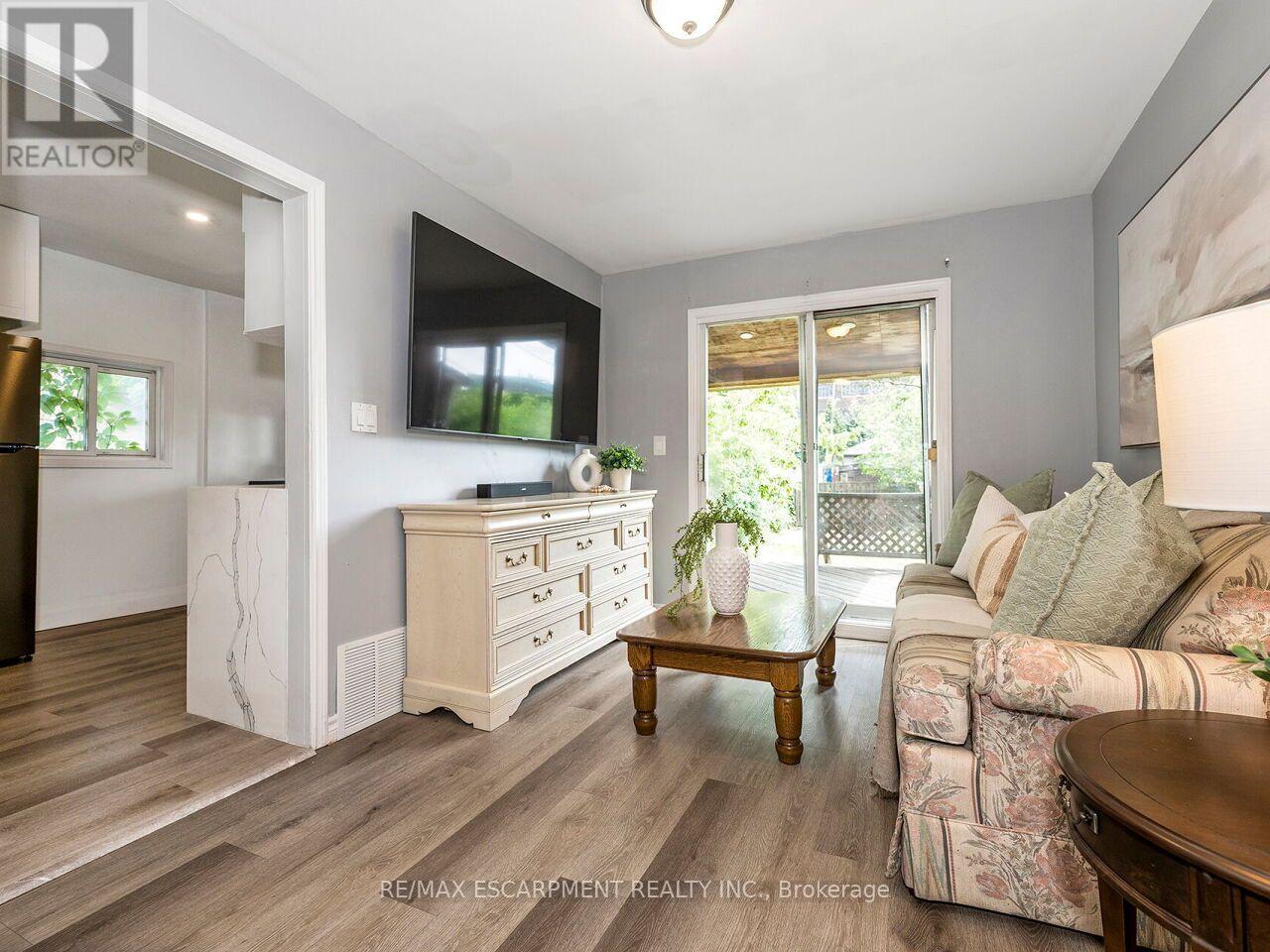 52 STAPLETON AVENUE N - 3