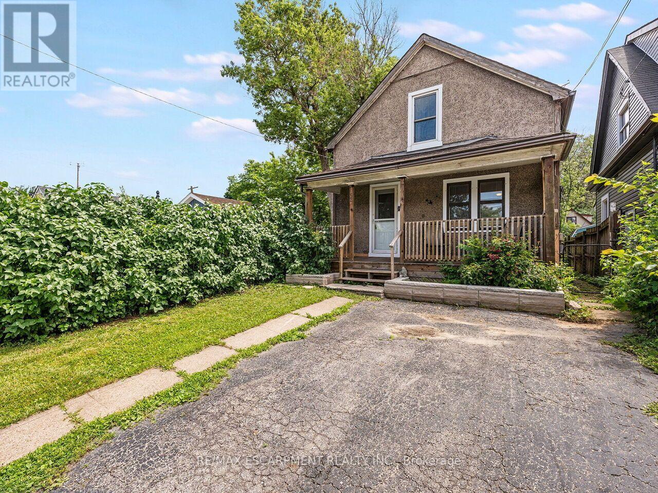 52 STAPLETON AVENUE N - 32