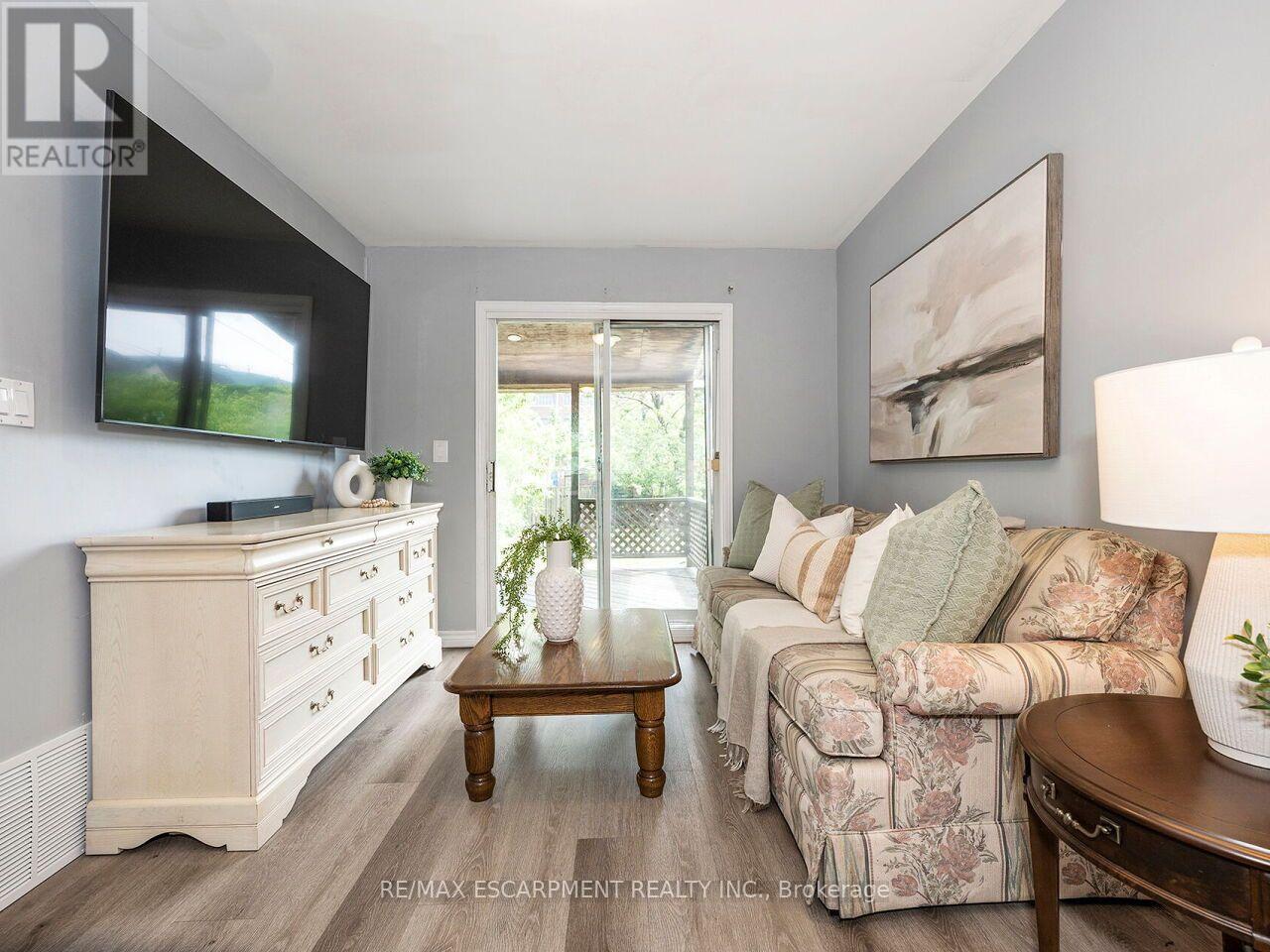 52 STAPLETON AVENUE N - 4