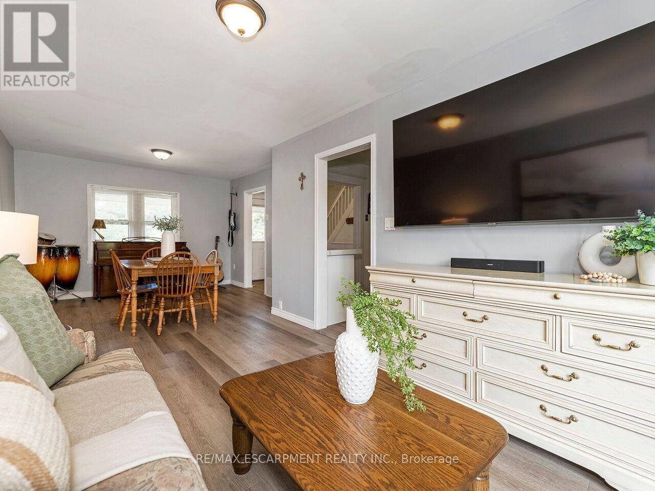 52 STAPLETON AVENUE N - 5