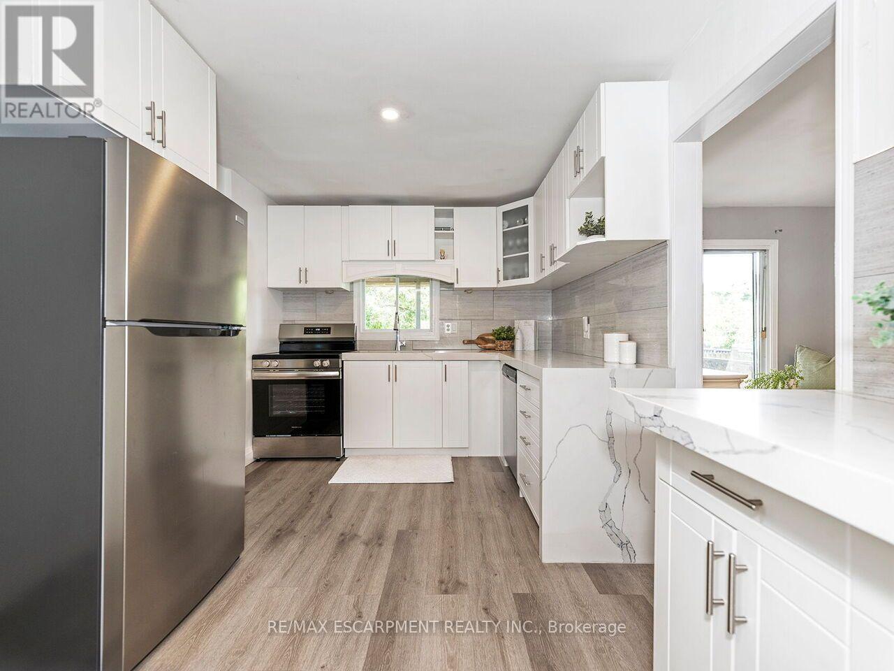 52 STAPLETON AVENUE N - 6