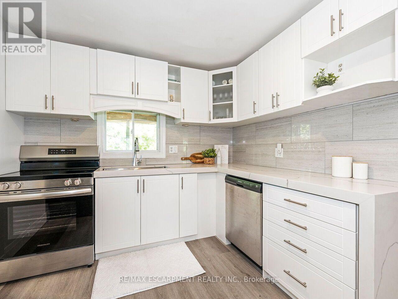 52 STAPLETON AVENUE N - 7