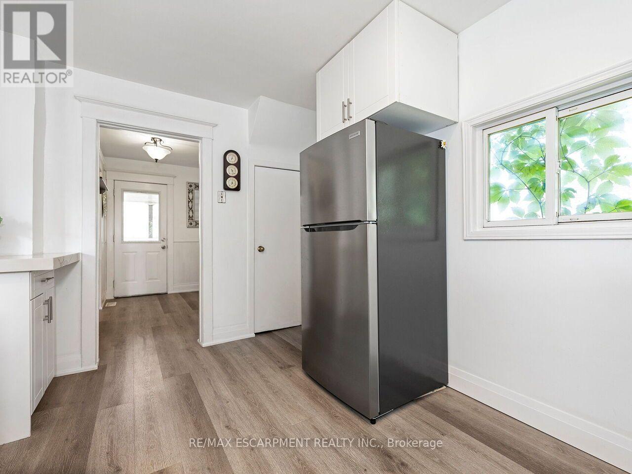 52 STAPLETON AVENUE N - 8
