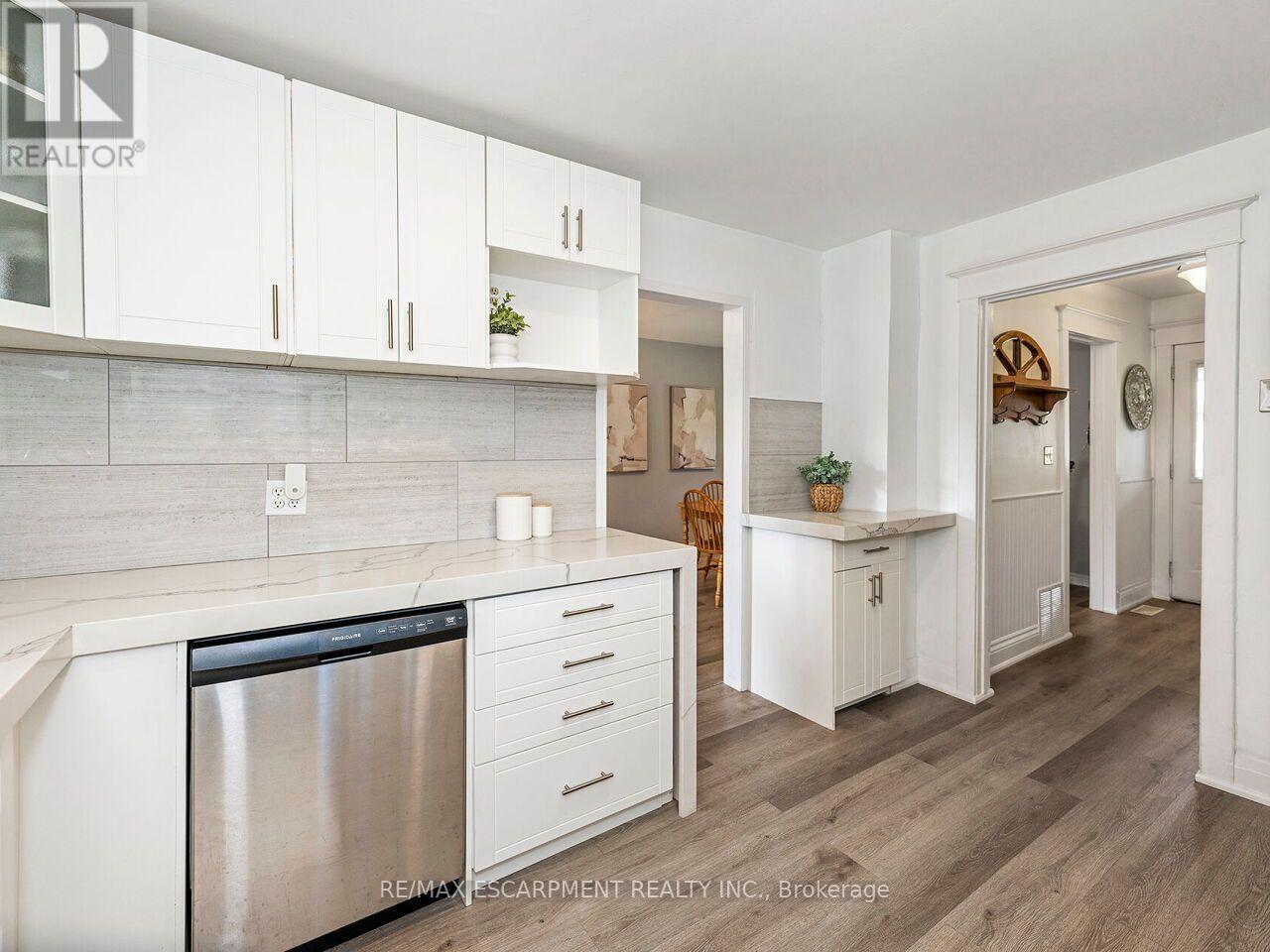 52 STAPLETON AVENUE N - 9