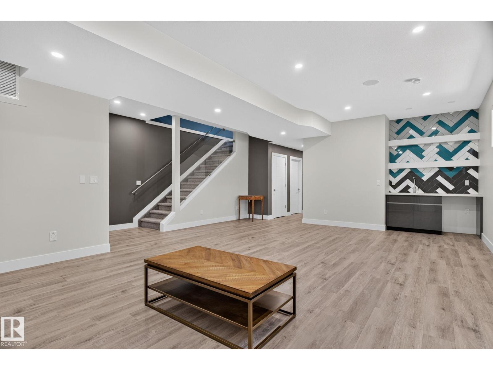 143B LAURIER DR NW - 33