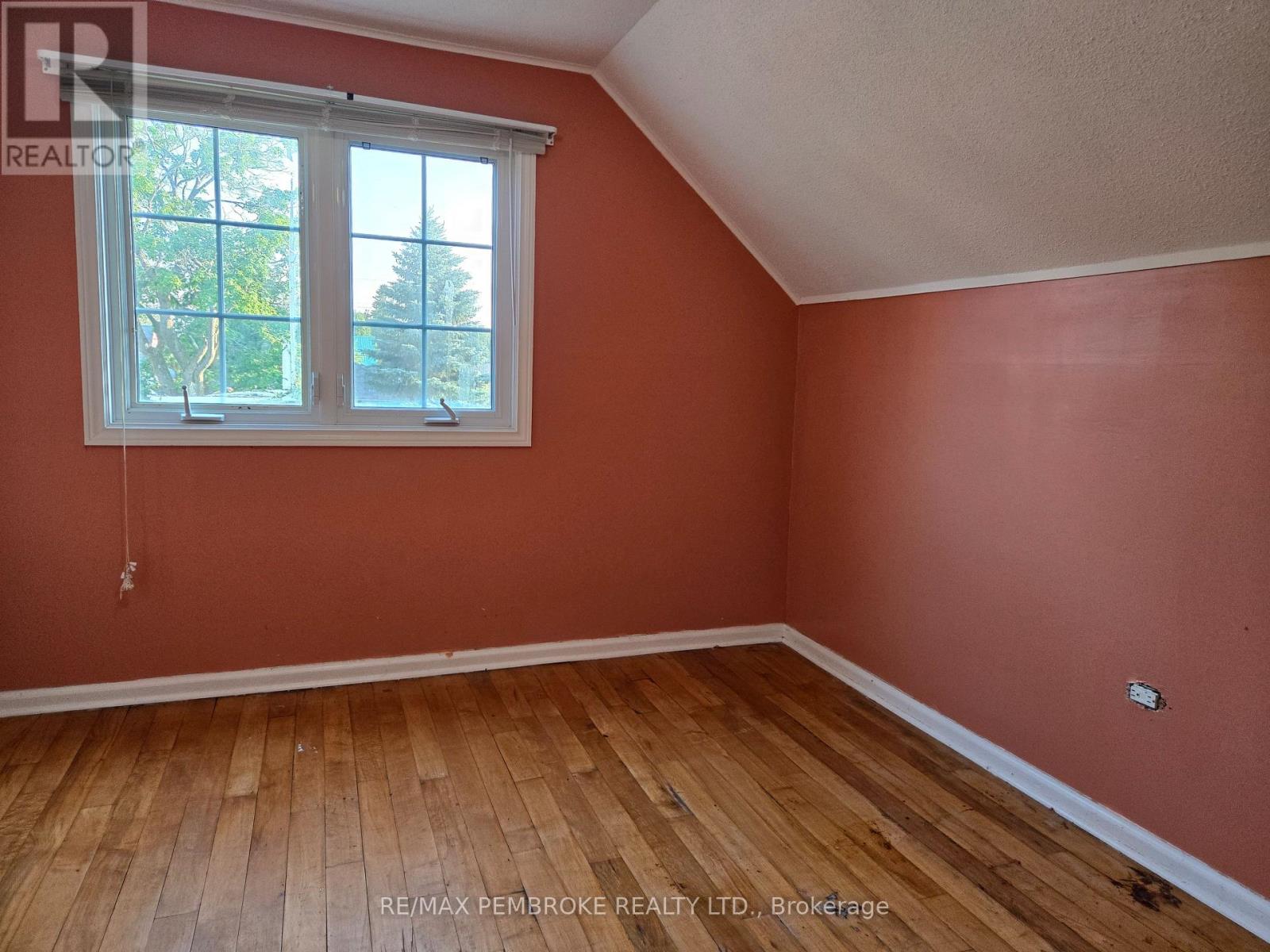 2 Bedroom for Sale in Arnprior – 108 THIRD AVENUE – By Peter Sagos - Image 32