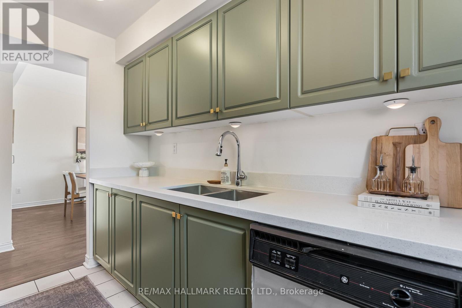 #305 1941 QUEEN STREET E - 12