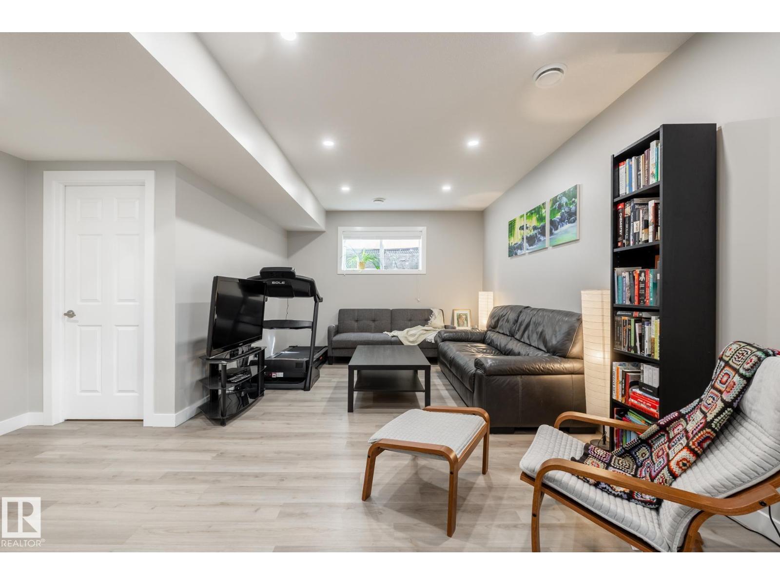 10936 71 AV NW - 45
