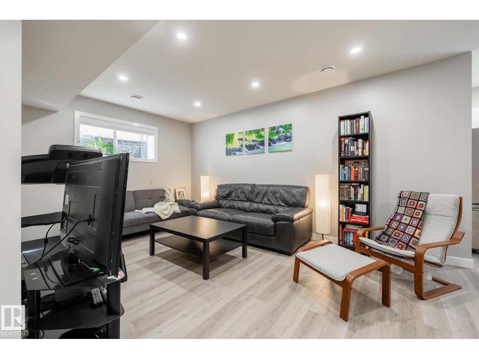 10936 71 AV NW - 47