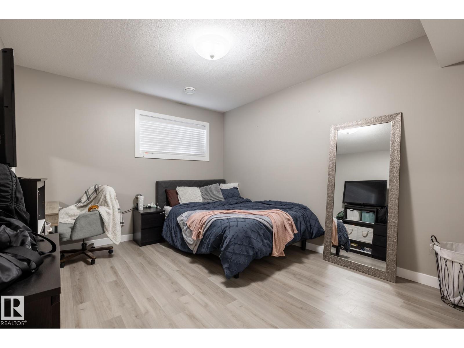 10936 71 AV NW - 53