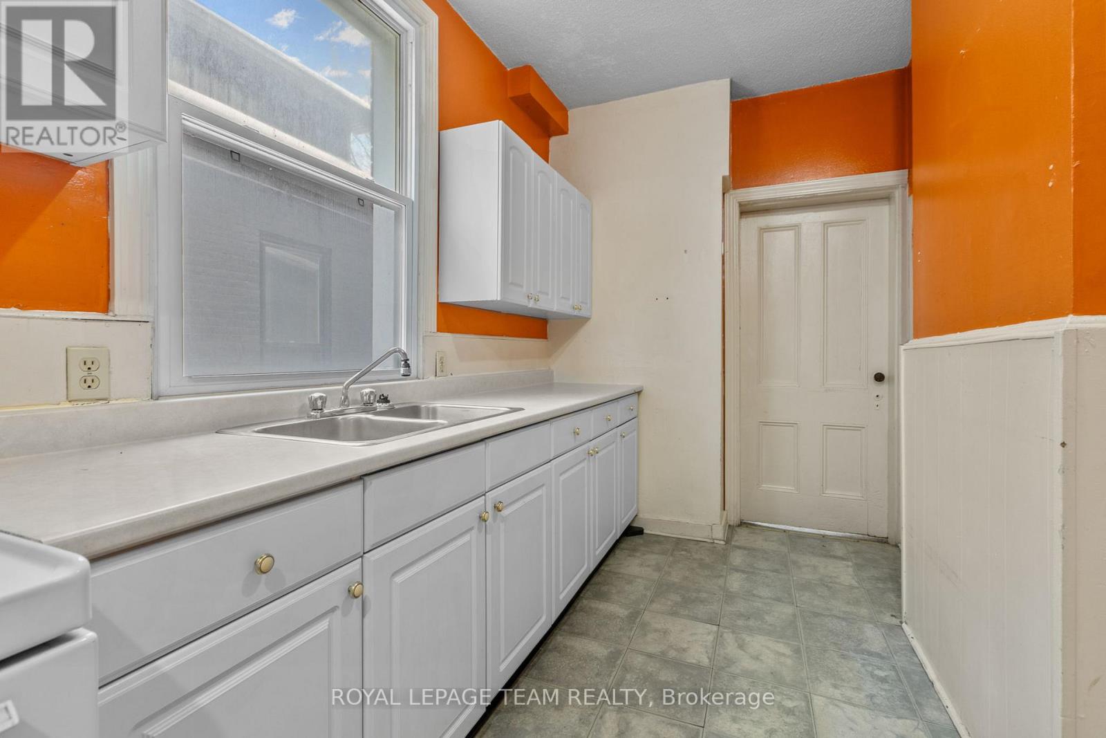 498 GLADSTONE AVENUE - 11