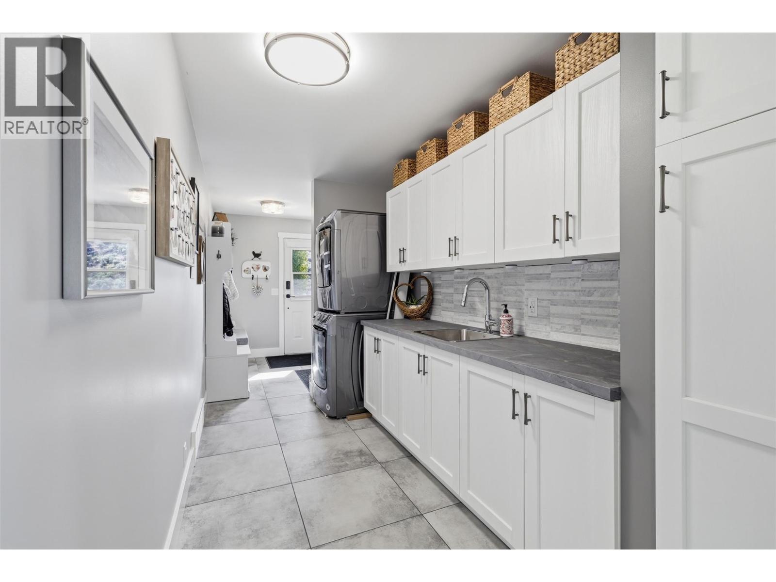 3335 SHUSWAP Road - 35