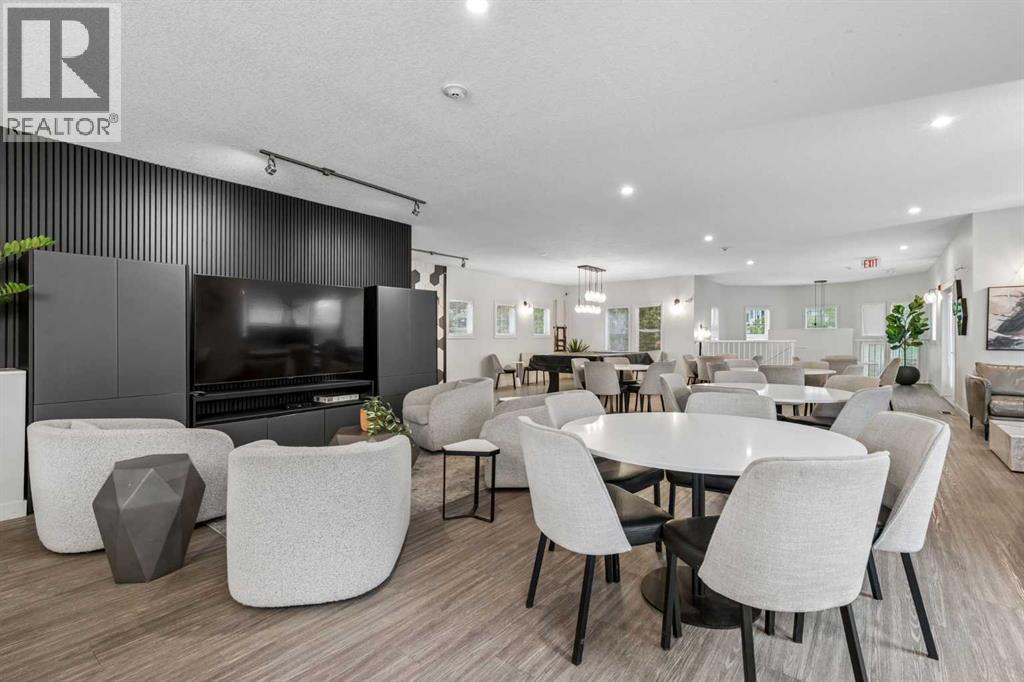 #216 70 Royal Oak Plaza NW - 17