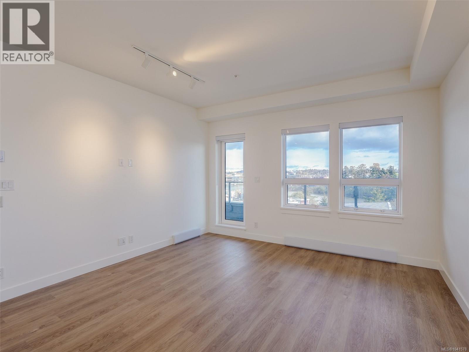#403 757 Tyee Rd - 7