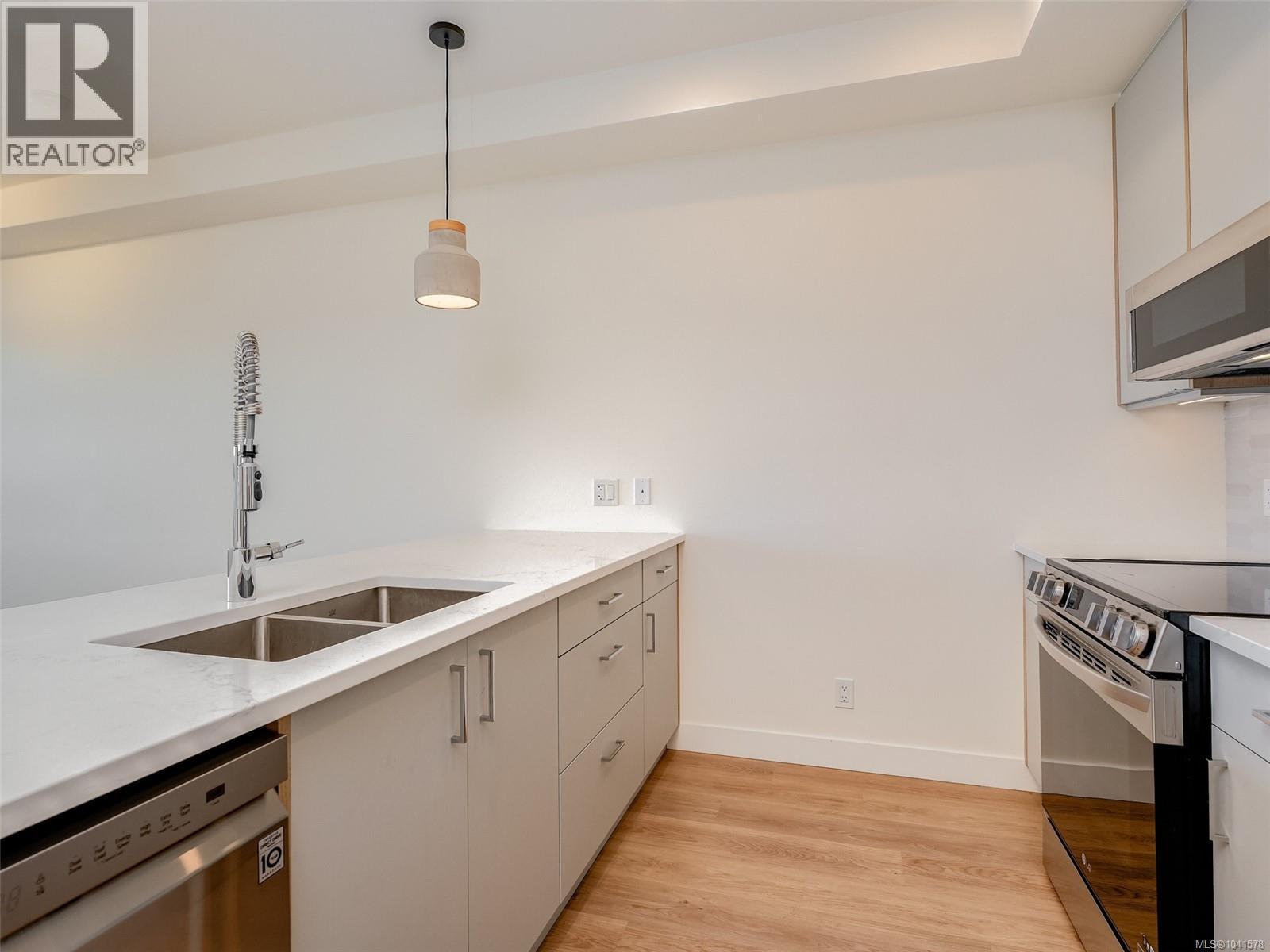 #403 757 Tyee Rd - 16