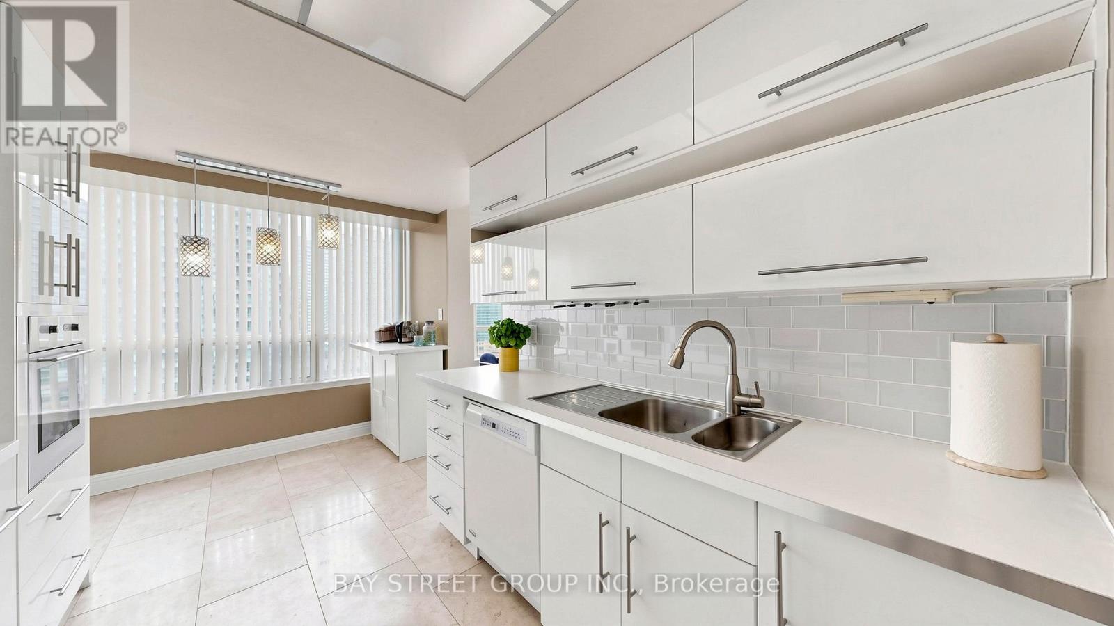 #1416 7 BISHOP AVENUE - 12