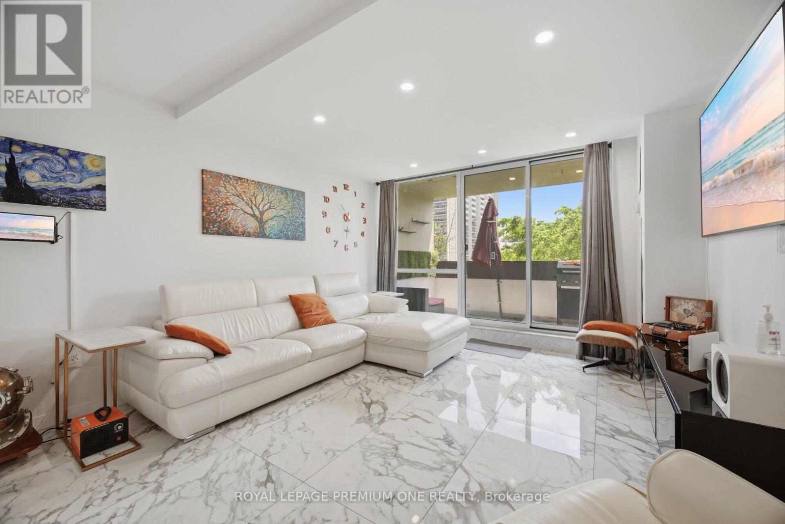 #302 100 CANYON AVENUE - 23