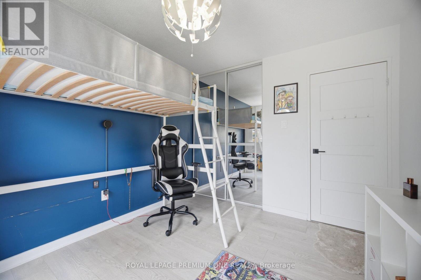#302 100 CANYON AVENUE - 34
