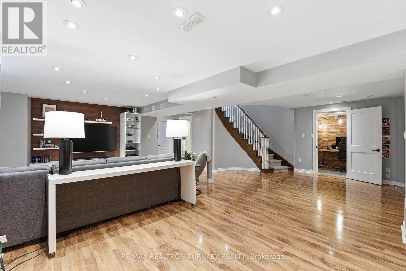 818 EXCELLER CIRCLE - 32