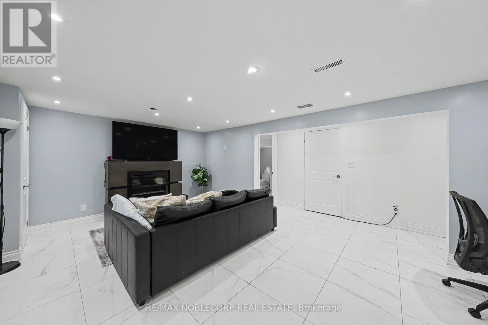24 MAPLE AVENUE W - 27