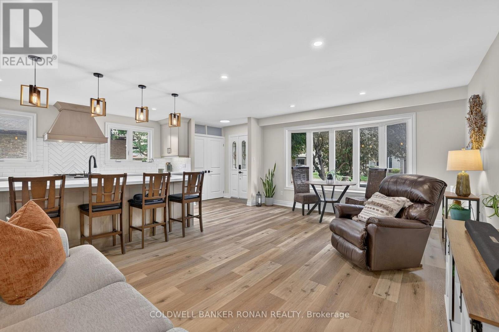 281 TUPPER BOULEVARD - Image 18