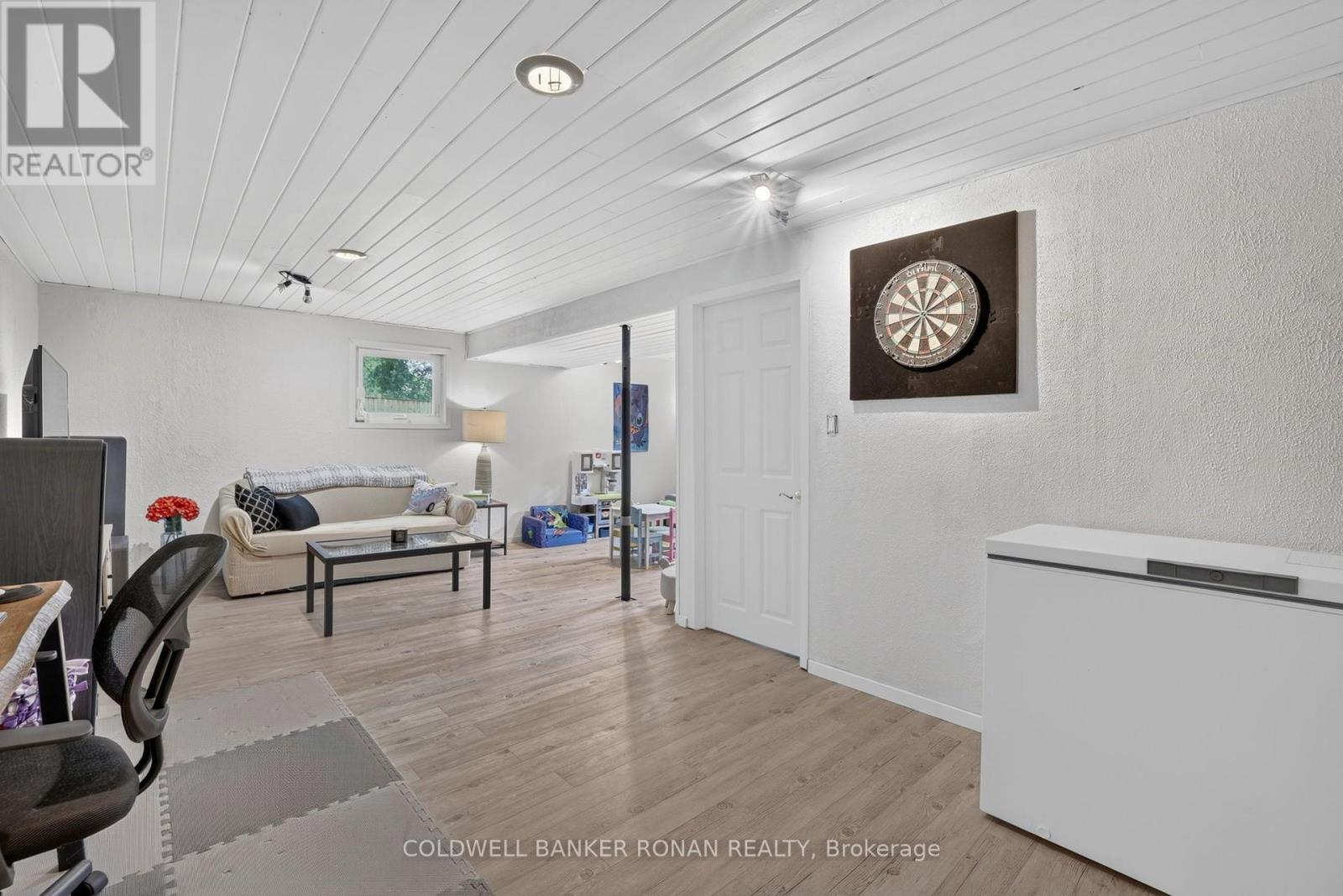 281 TUPPER BOULEVARD - Image 29