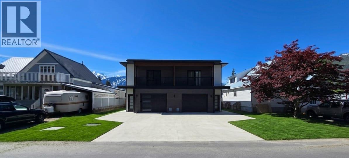 1315/1317 Third Street W, Revelstoke