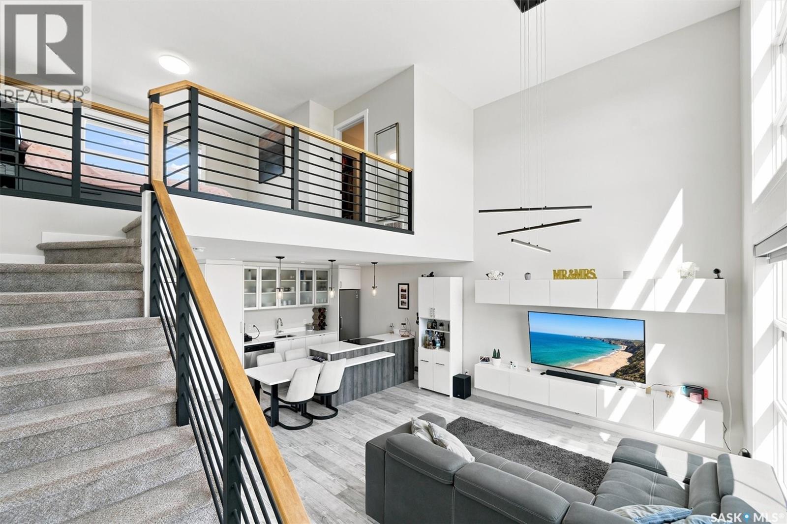 #332 McFaull CRESCENT - 2