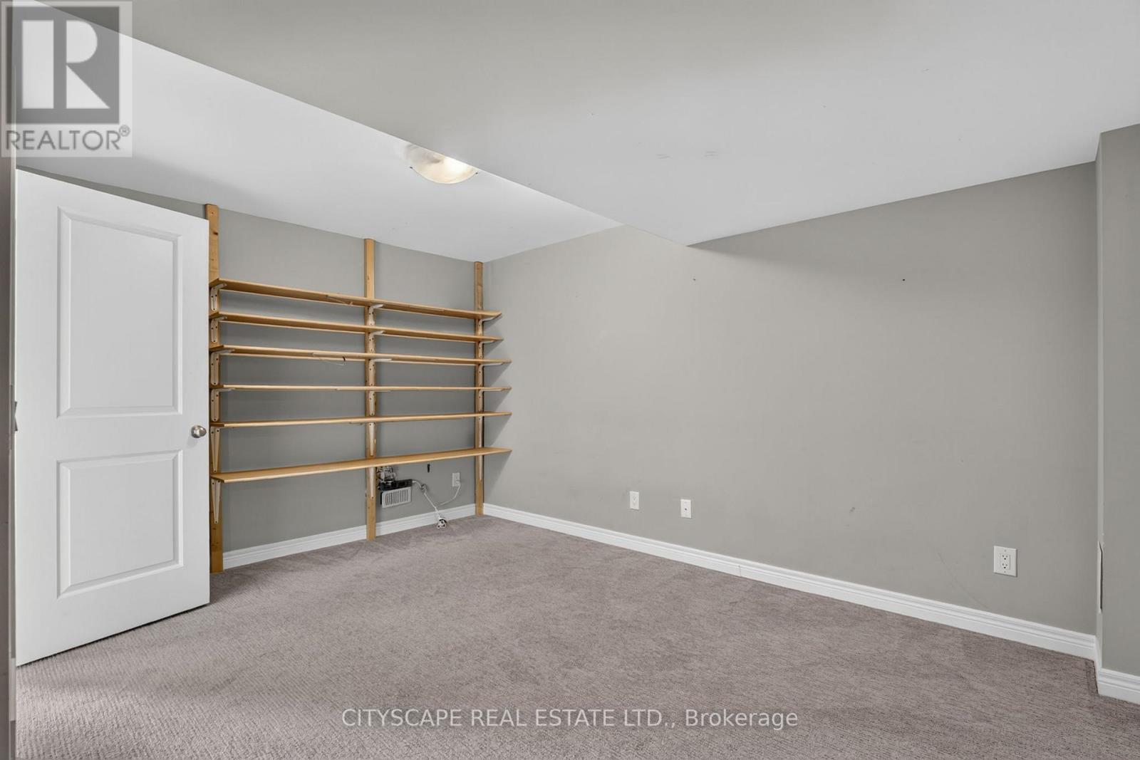 27 LAMB CRESCENT - 32