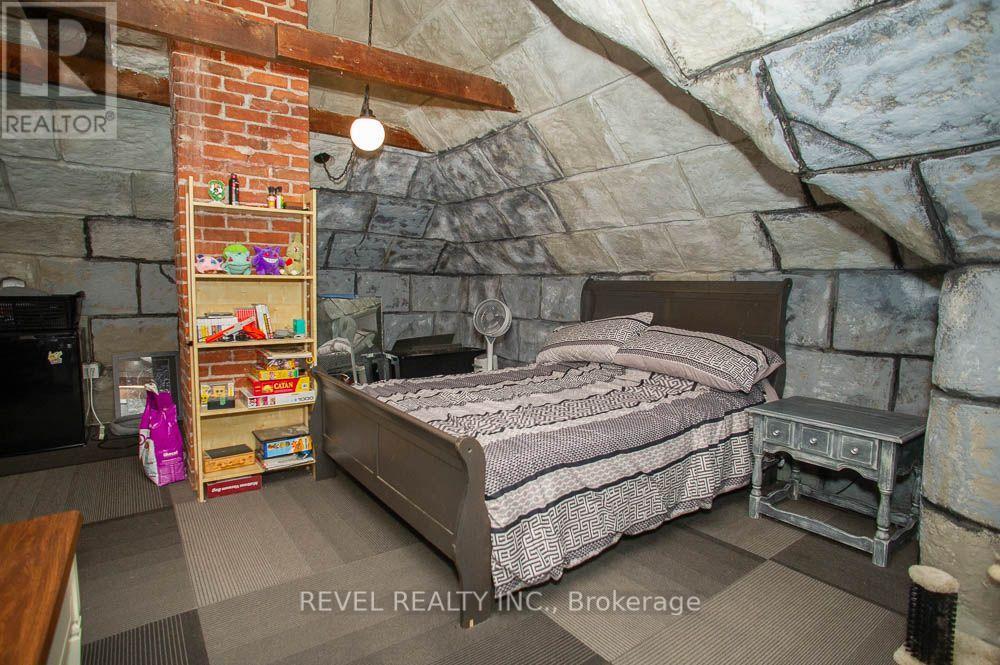 162 GRAND RIVER STREET N - Image 34