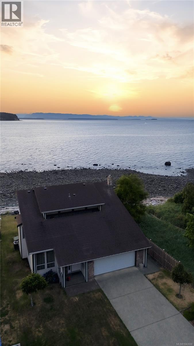 1081 Island Hwy S - 1