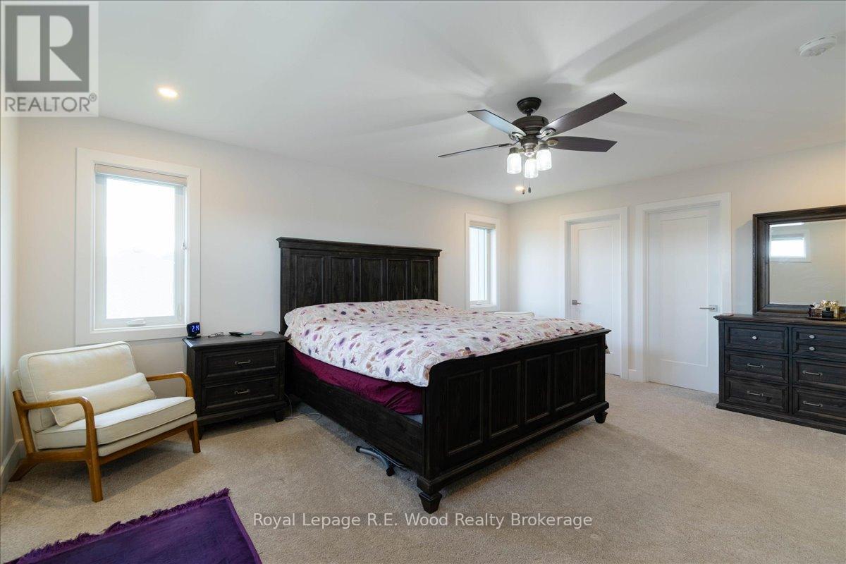 72 TRAILVIEW DRIVE E - 24