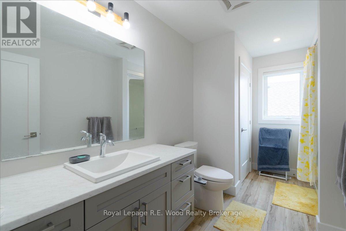 72 TRAILVIEW DRIVE E - 32