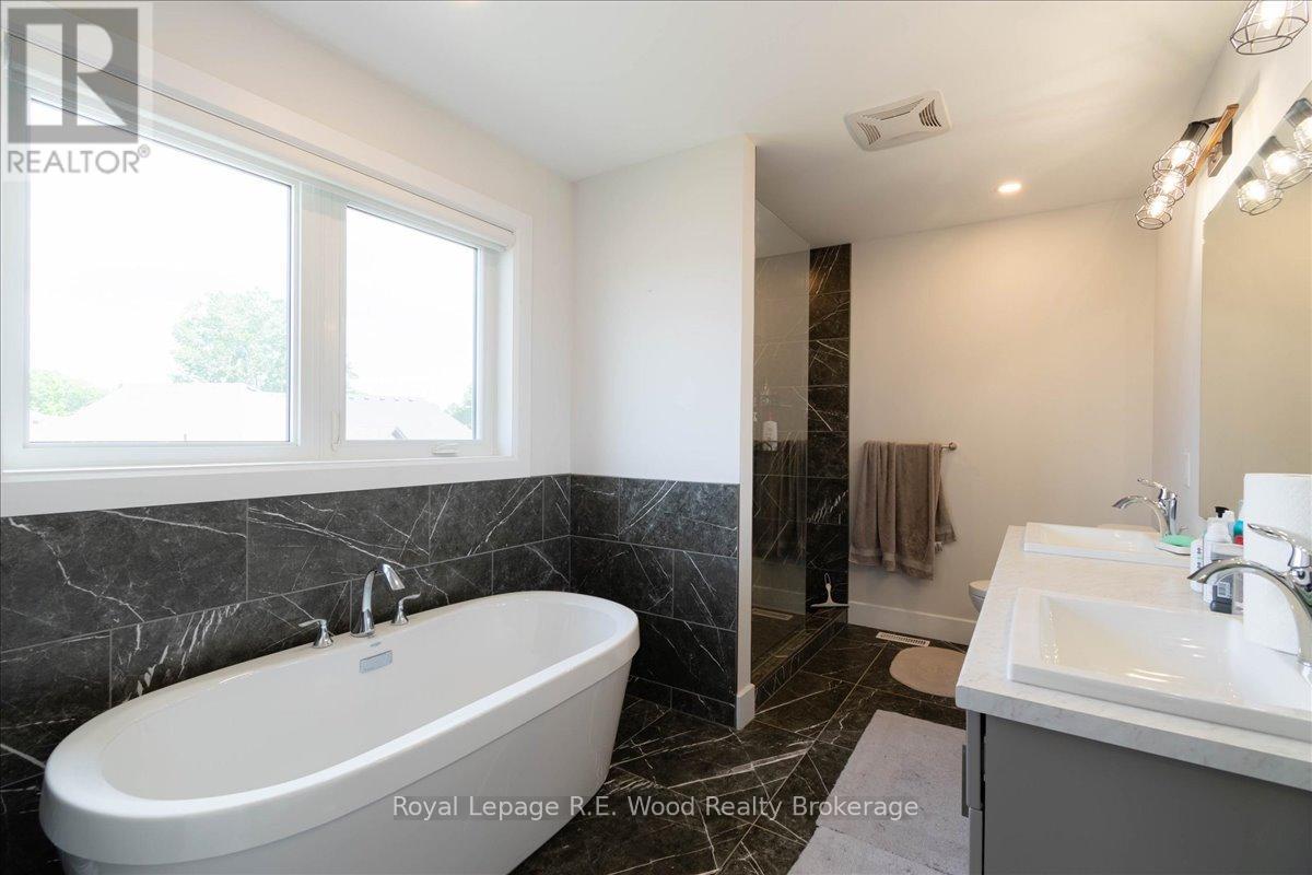72 TRAILVIEW DRIVE E - 26