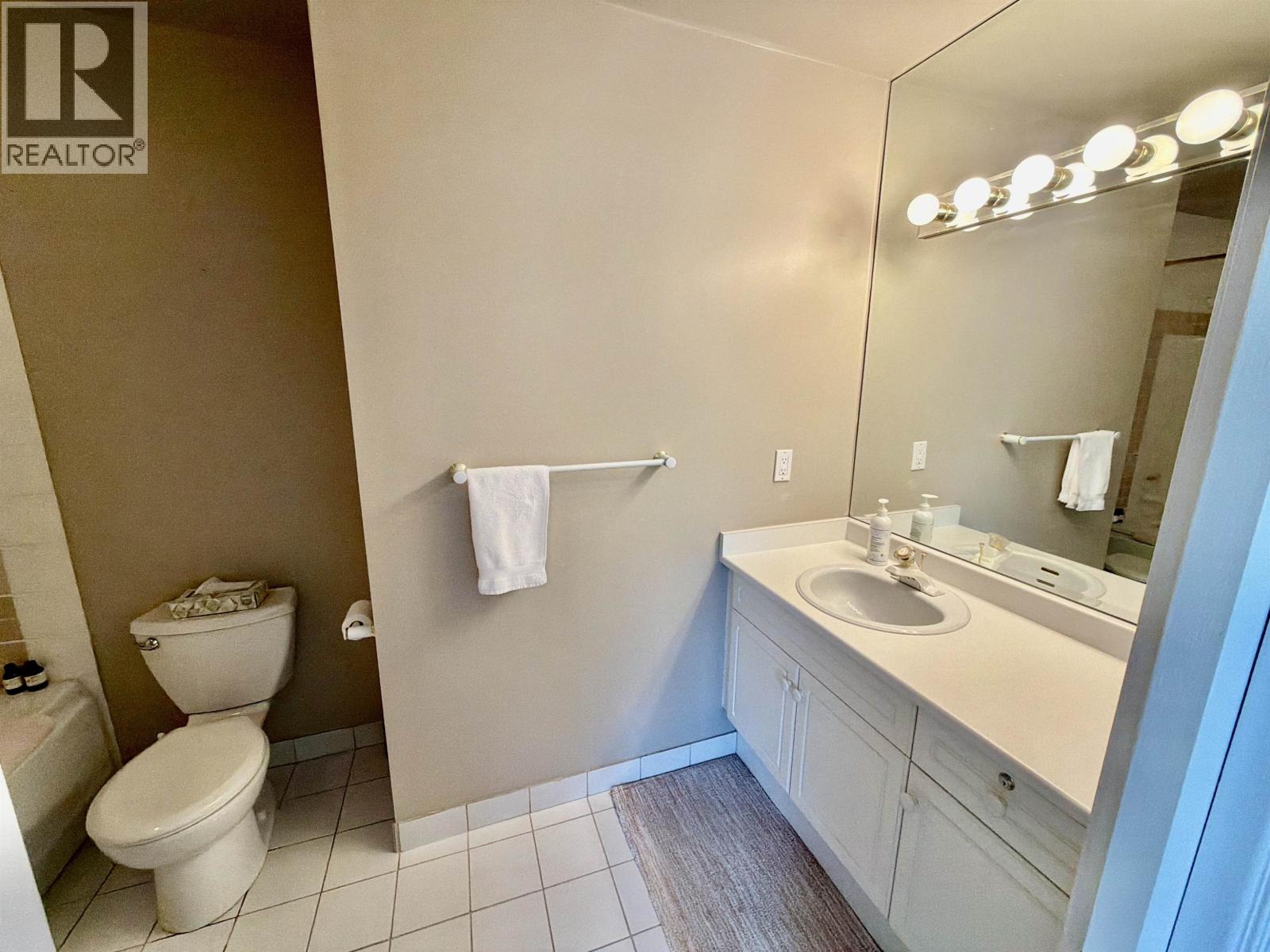 4 1701 CHESTERFIELD AVENUE, North Vancouver