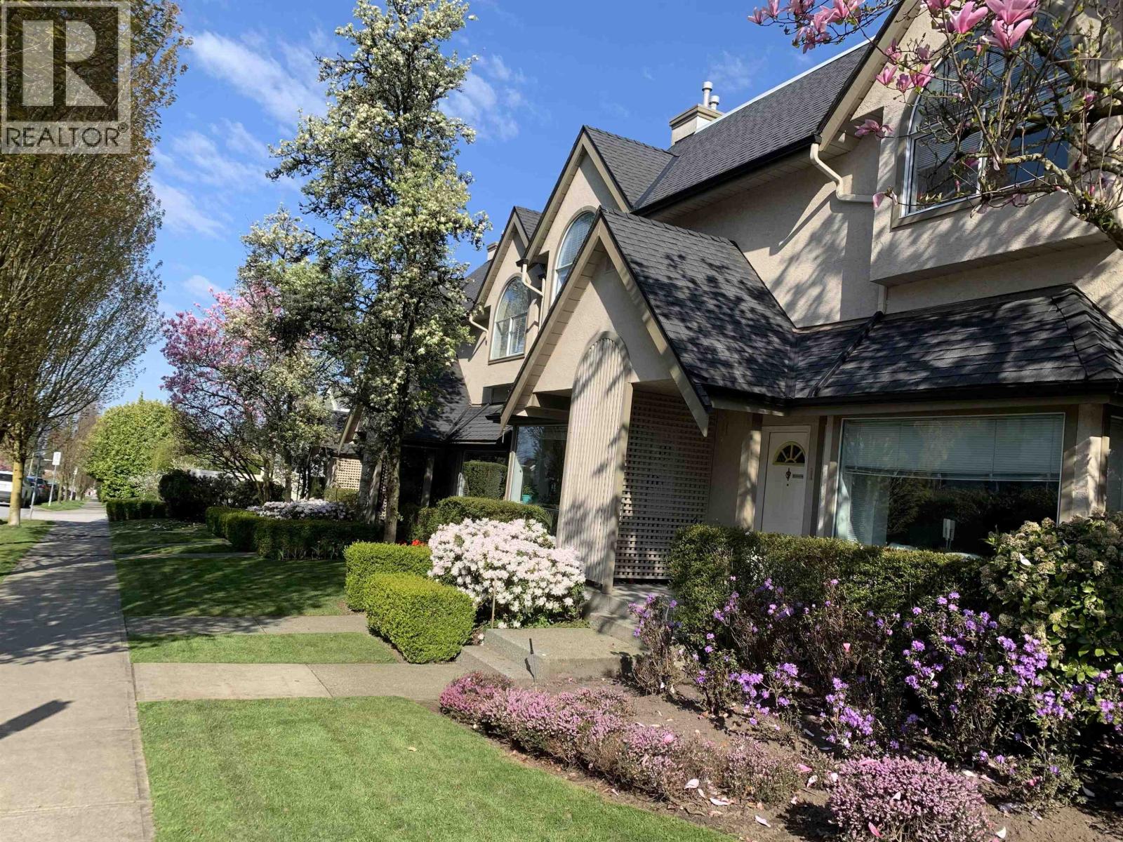 4 1701 CHESTERFIELD AVENUE, North Vancouver