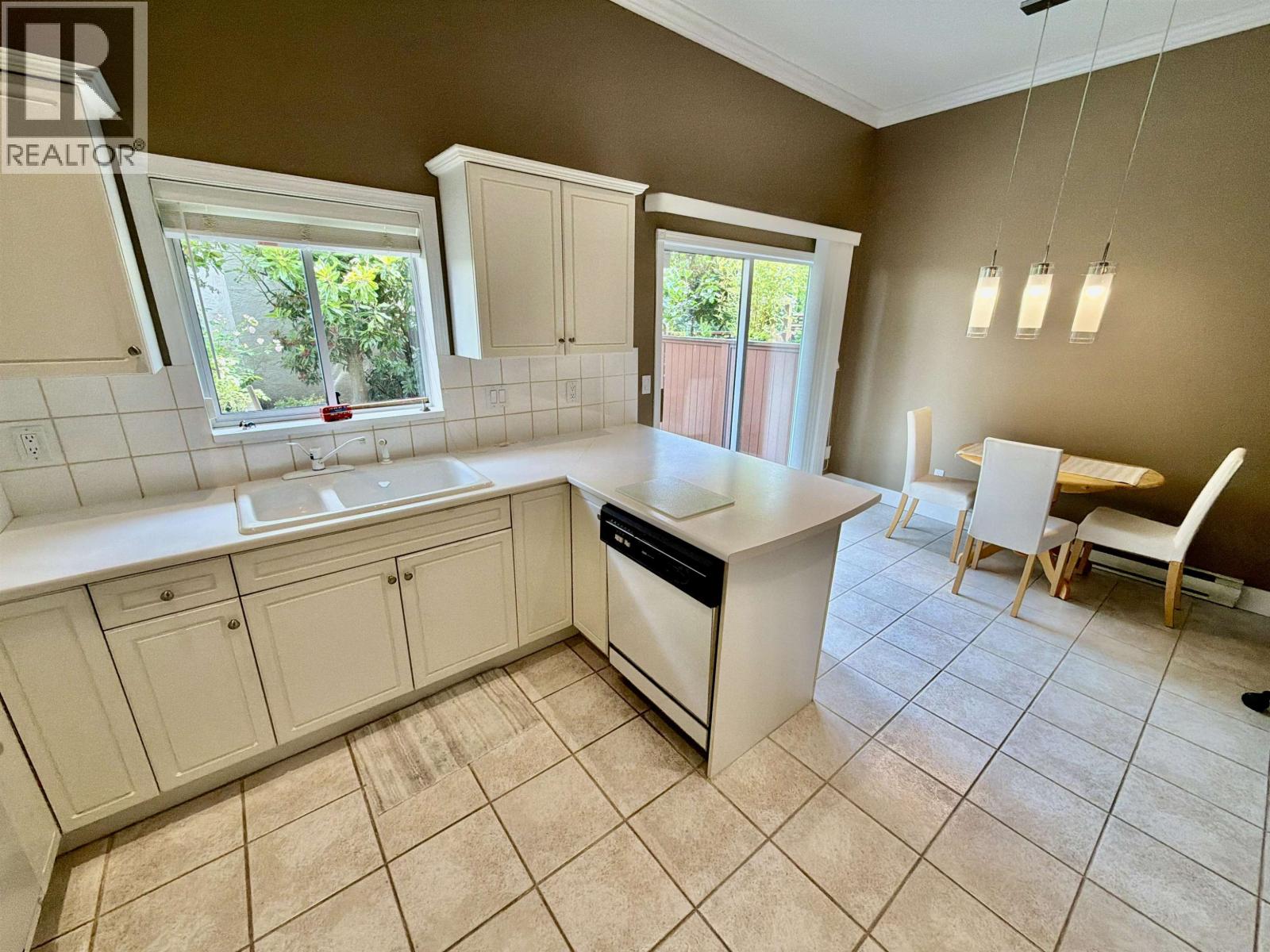 4 1701 CHESTERFIELD AVENUE, North Vancouver