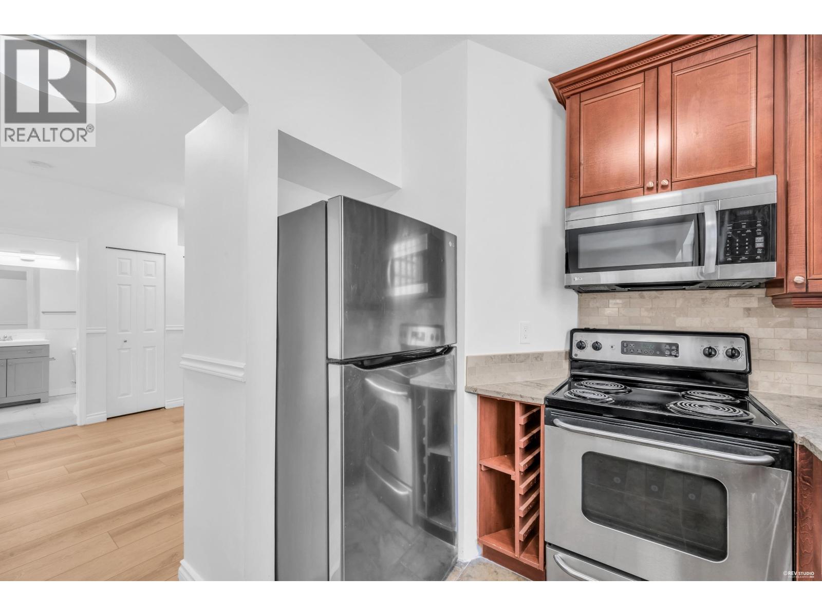110 125 W 18TH STREET, North Vancouver