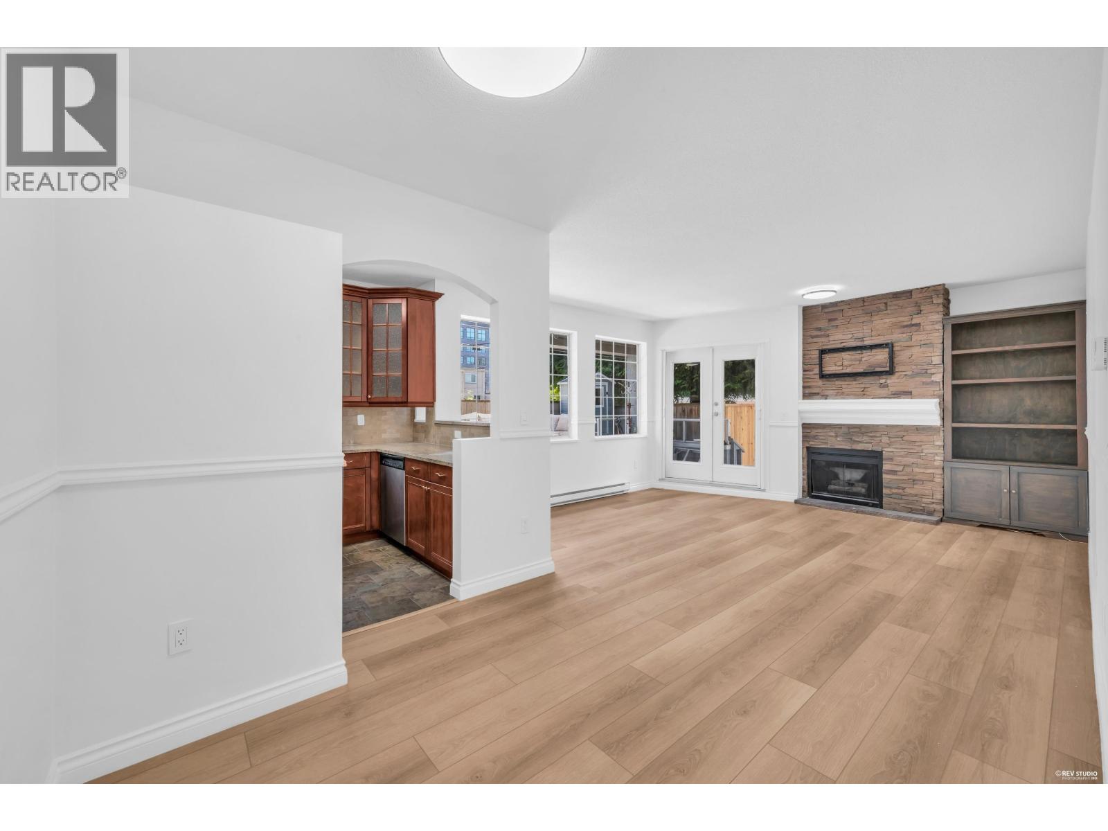 110 125 W 18TH STREET, North Vancouver