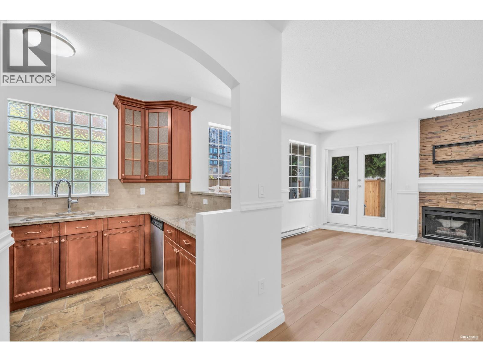 110 125 W 18TH STREET, North Vancouver