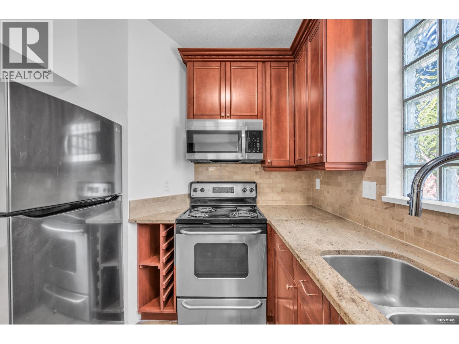 110 125 W 18TH STREET, North Vancouver